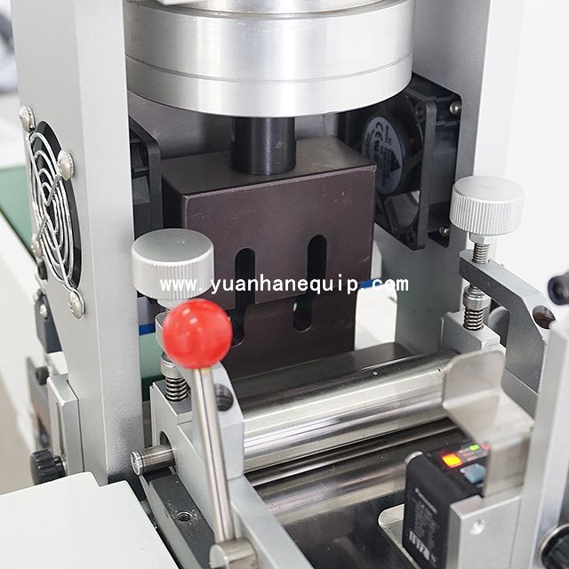 High Speed Ultrasonic Cloth Label Cutting Machine