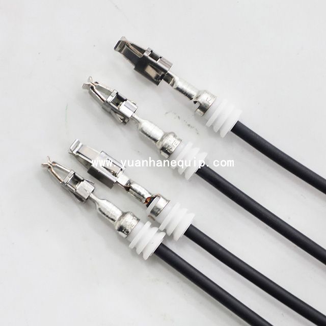 Máquina para pelar dos cables y prensar precintos de goma